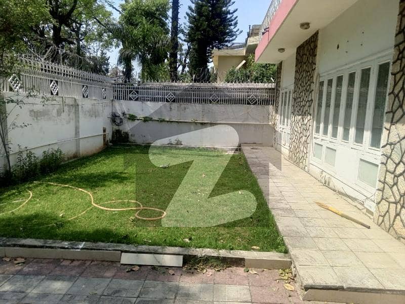 444 Square Yards House For Grabs In F-6 444 Square Yards House For Grabs In F-6
