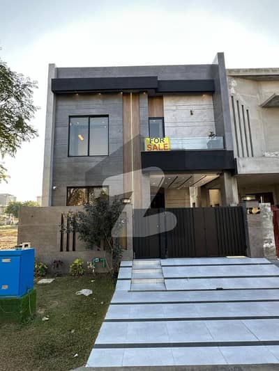 ڈی ایچ اے 9 ٹاؤن ڈیفنس (ڈی ایچ اے),لاہور میں 3 کمروں کا 5 مرلہ مکان 2.2 کروڑ میں برائے فروخت۔