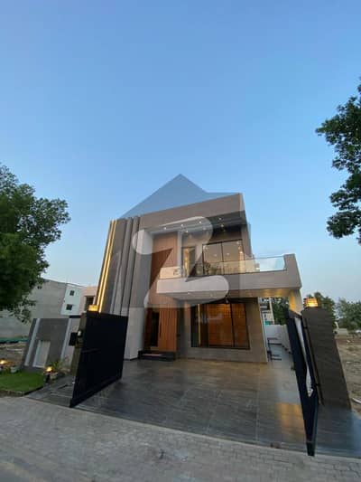 10 Marla Ultra Modern House In Bahria Town, Lahore