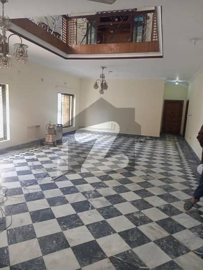 صدر راولپنڈی میں 5 کمروں کا 1 کنال مکان 2.7 لاکھ میں کرایہ پر دستیاب ہے۔