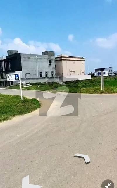 ڈی ایچ اے فیز 8 - بلاک وی فیز 8,ڈیفنس (ڈی ایچ اے),لاہور میں 1 کنال رہائشی پلاٹ 5.1 کروڑ میں برائے فروخت۔