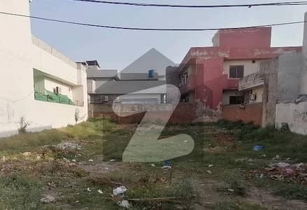 مرغزار آفیسرز کالونی لاہور میں 1 کنال رہائشی پلاٹ 3.25 کروڑ میں برائے فروخت۔