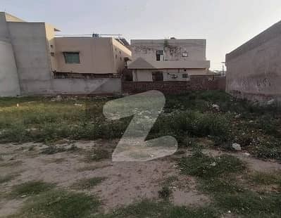 مرغزار آفیسرز کالونی لاہور میں 1 کنال رہائشی پلاٹ 3.5 کروڑ میں برائے فروخت۔