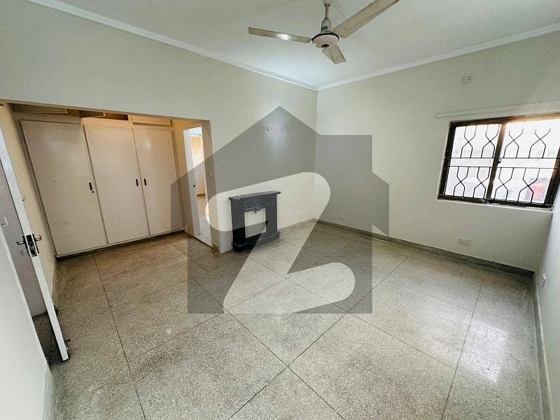 ایف ۔ 8 اسلام آباد میں 5 کمروں کا 1 کنال مکان 39.0 کروڑ میں برائے فروخت۔ ایف ۔ 8 اسلام آباد میں 5 کمروں کا 1 کنال مکان 39.0 کروڑ میں برائے فروخت۔