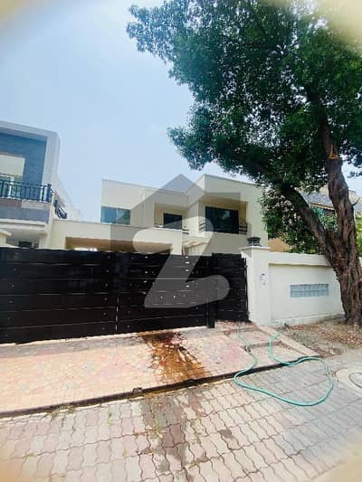 بحریہ ٹاؤن سیکٹر A بحریہ ٹاؤن,لاہور میں 5 کمروں کا 1 کنال مکان 6.3 کروڑ میں برائے فروخت۔