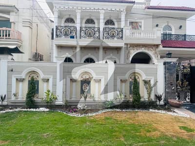 ازمیر ٹاؤن لاہور میں 5 کمروں کا 1 کنال مکان 7.8 کروڑ میں برائے فروخت۔