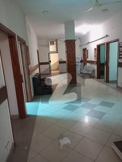 کلفٹن کراچی میں 1 کنال علاوہ 8.0 لاکھ میں کرایہ پر دستیاب ہے۔