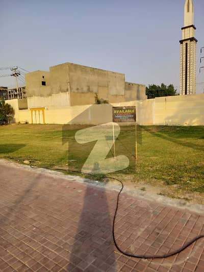204 چک روڈ فیصل آباد میں 6 مرلہ کمرشل پلاٹ 10.2 کروڑ میں برائے فروخت۔