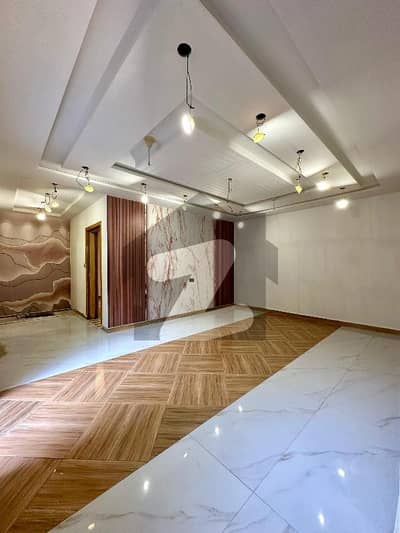 Prime Location 10 Marla House In Satiana Road