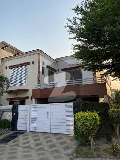 9.5 Marla Corner House For Sale in Umer Block Bahria Town Lahore