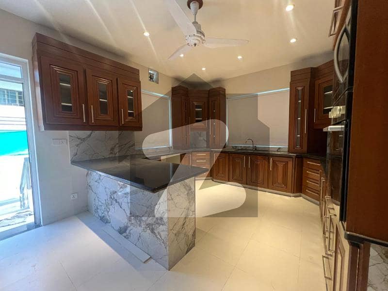 Spacious House for Sale in E-11/2 Islamabad Spacious House for Sale in E-11/2 Islamabad