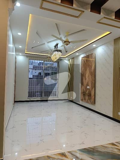 فیصل ٹاؤن - ایف ۔ 18 اسلام آباد میں 6 کمروں کا 8 مرلہ مکان 3.8 کروڑ میں برائے فروخت۔