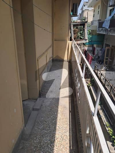 upper portion available for rent in margalla town Islamabad