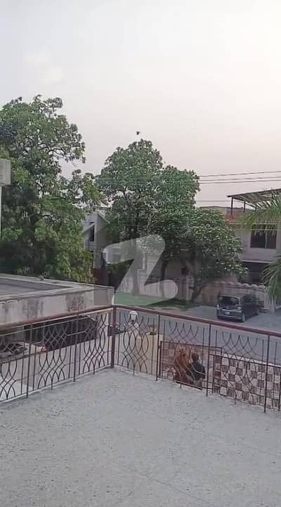 گلبرگ لاہور میں 4 کمروں کا 1 کنال مکان 2.7 لاکھ میں کرایہ پر دستیاب ہے۔