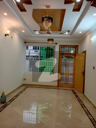 جی ۔ 13 اسلام آباد میں 5 کمروں کا 8 مرلہ مکان 5.5 کروڑ میں برائے فروخت۔