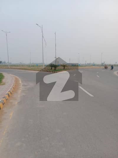 ڈی ایچ اے فیز 7 - بلاک ڈبلیو فیز 7,ڈیفنس (ڈی ایچ اے),لاہور میں 2 کنال رہائشی پلاٹ 9.5 کروڑ میں برائے فروخت۔
