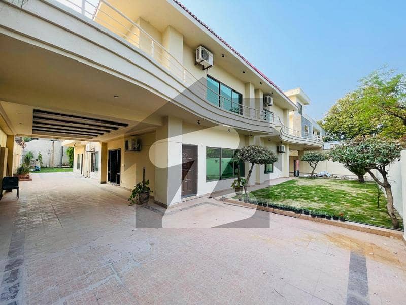 Luxury 11-Bedroom House for Rent with Double Gate & Gardens Luxury 11-Bedroom House for Rent with Double Gate & Gardens