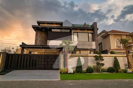 10 MARLA ECSTATICALLY DESIGN HOUSE FOR SALE IN DHA PHASE 7