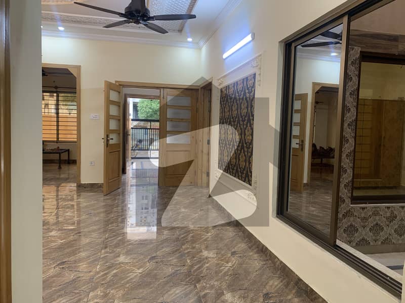 10 Marla House Available For Sale 10 Marla House Available For Sale