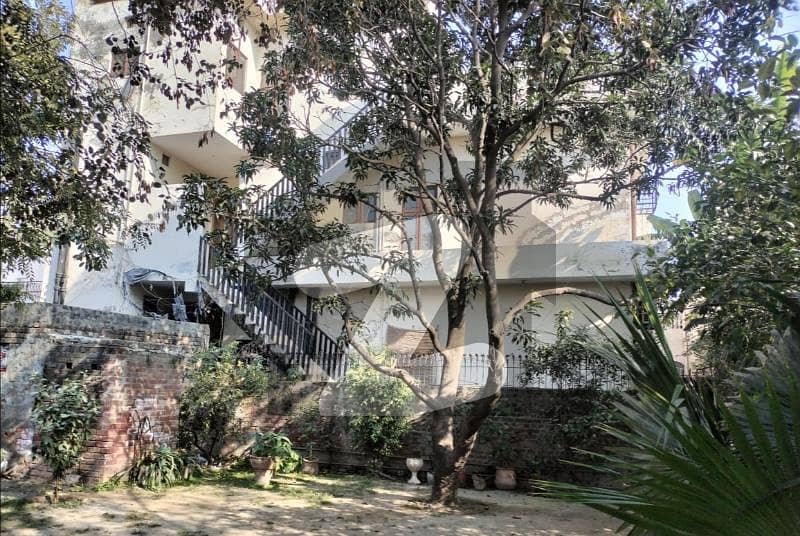 Ideal 24 Marla House Available In Larechs Avenue, Lahore Ideal 24 Marla House Available In Larechs Avenue, Lahore