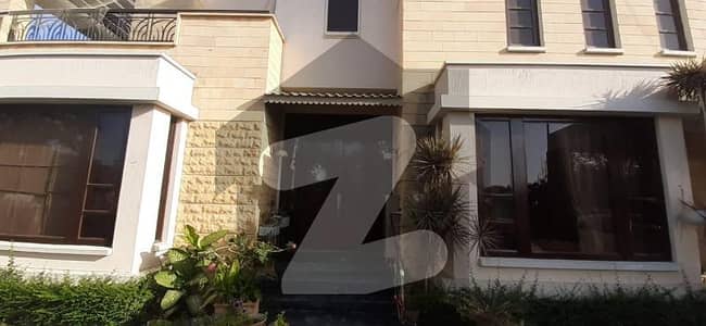 Corner 800sq Yards House Available For Rent