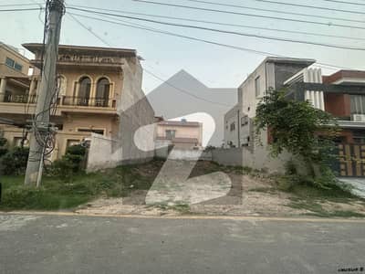 G block hot location 10 Marla plot for sale
