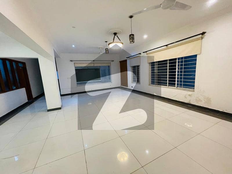 Luxury 10-Bedroom House for Rent with Double Gate & Gardens Luxury 10-Bedroom House for Rent with Double Gate & Gardens