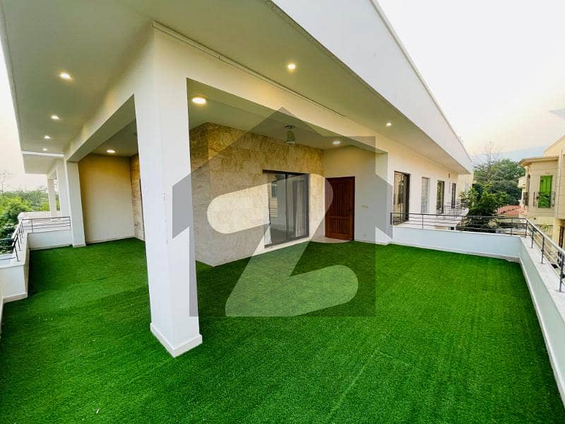 Luxury Triple-Storey House For Rent! Luxury Triple-Storey House For Rent!
