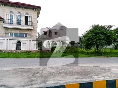 ڈی ایچ اے فیز 7 - بلاک آر فیز 7,ڈیفنس (ڈی ایچ اے),لاہور میں 1 کنال رہائشی پلاٹ 5.5 کروڑ میں برائے فروخت۔