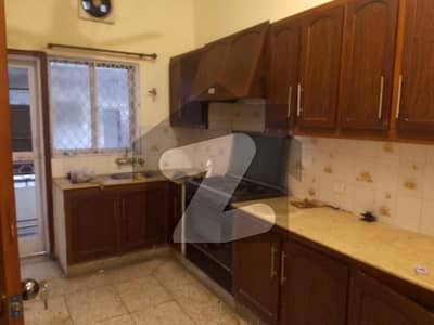 ایف ۔ 11 اسلام آباد میں 6 کمروں کا 1 کنال مکان 15.75 کروڑ میں برائے فروخت۔