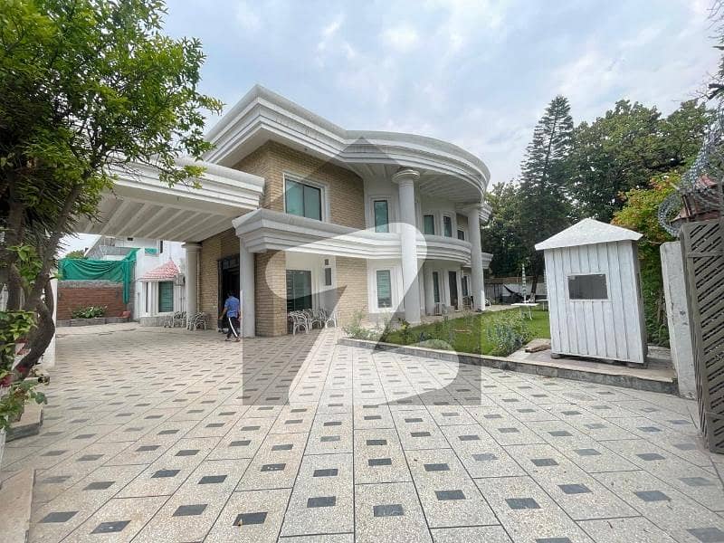 HOUSE FOR RENT BIG LAWN HOUSE FOR RENT BIG LAWN