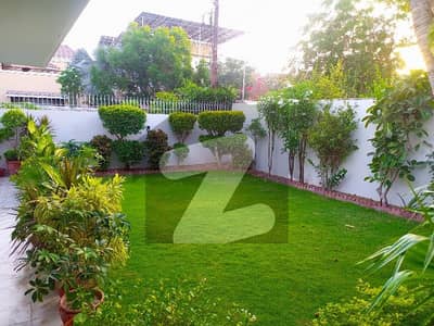 Defence VI 600yards 4 bedrooms drawing SINGLE STORY HOUSE marble flooring newly build bathrooms huge lawn westopen