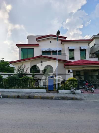 بحریہ ٹاؤن فیز 8 ۔ بلاک ڈی بحریہ ٹاؤن فیز 8,بحریہ ٹاؤن راولپنڈی,راولپنڈی میں 5 کمروں کا 13 مرلہ مکان 3.9 کروڑ میں برائے فروخت۔ بحریہ ٹاؤن فیز 8 ۔ بلاک ڈی بحریہ ٹاؤن فیز 8,بحریہ ٹاؤن راولپنڈی,راولپنڈی میں 5 کمروں کا 13 مرلہ مکان 3.9 کروڑ میں برائے فروخت۔