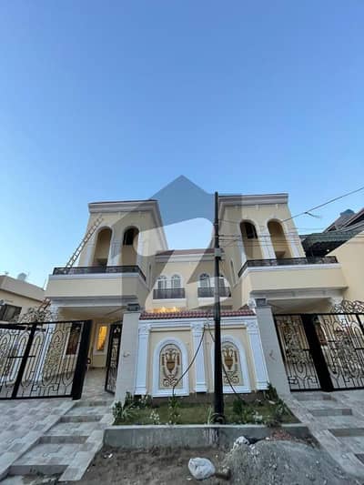 ایچیسن سوسائٹی لاہور میں 6 کمروں کا 10 مرلہ مکان 3.5 کروڑ میں برائے فروخت۔
