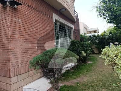 5 Bedroom+Maid For Rent In F8 Islamabad