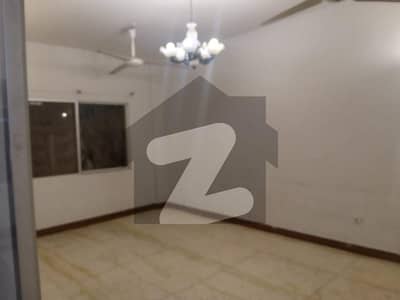 کلفٹن ۔ بلاک 8 کلفٹن,کراچی میں 3 کمروں کا 8 مرلہ فلیٹ 1.25 لاکھ میں کرایہ پر دستیاب ہے۔