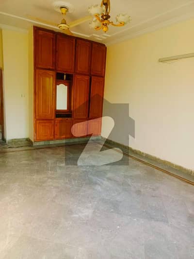 G 10 UPPER PORTION FOR RENT PRIME LOCTION