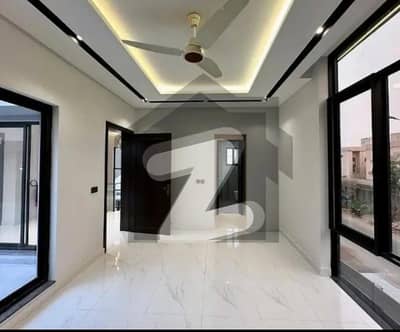 ڈی ایچ اے فیز 1 ڈیفنس (ڈی ایچ اے),لاہور میں 4 کمروں کا 10 مرلہ مکان 1.65 لاکھ میں کرایہ پر دستیاب ہے۔