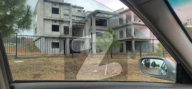 28 Marla Corner, Boulevard easy approach from main Expressway. Double side gates approved. Solid & Level. Dem 3.90 Crore. 28 Marla Corner, Boulevard easy approach from main Expressway. Double side gates approved. Solid & Level. Dem 3.90 Crore.