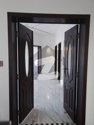 10 Marla (6 Bedrooms) House For Sale In Lake city Lahore
