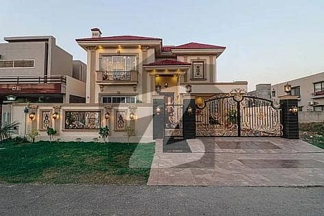 10 MARLA BEAUTIFUL HOUSE AVAILABLE FOR SALE 10 MARLA BEAUTIFUL HOUSE AVAILABLE FOR SALE