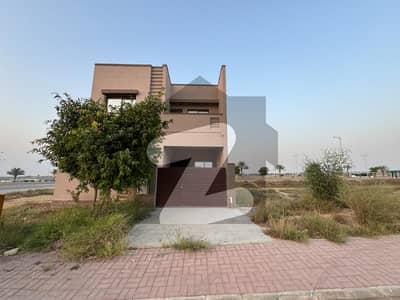 125sq yd VILLA FOR SALE, in Precinct-11B. A-PLUS Construction. 3 Bedrooms, Drawing, Dining, TV Lounge & Americal Kitchen. 10min Drive from Main Gate of Bahria Town Karachi. All aminities nearby, inlcuding PARK, MOSQUE, SCHOOLS and Commercial