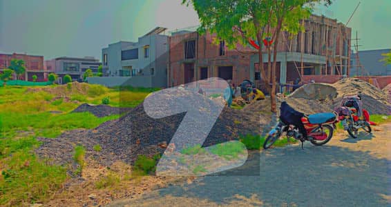 ڈی ایچ اے فیز 7 - بلاک ایس فیز 7,ڈیفنس (ڈی ایچ اے),لاہور میں 1 کنال رہائشی پلاٹ 4.25 کروڑ میں برائے فروخت۔