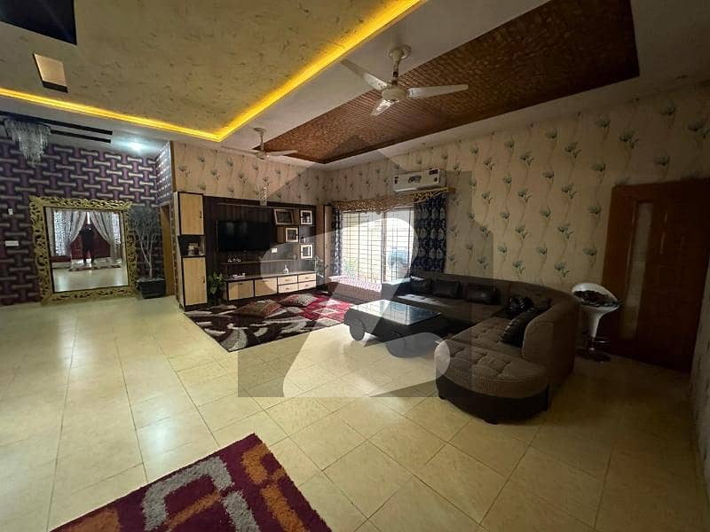 1 KANAL FACING PARK USED HOUSE FOR SALE 1 KANAL FACING PARK USED HOUSE FOR SALE