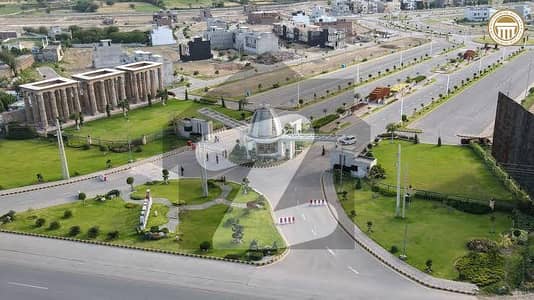 سٹی ہاؤسنگ سکیم جہلم میں 8 مرلہ کمرشل پلاٹ 3.8 کروڑ میں برائے فروخت۔