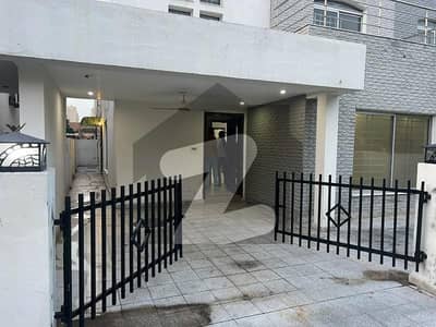 8 Marla Beautiful House Safari Villa Bahria Town Lahore For Sale