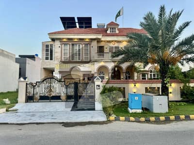 سٹی ہاؤسنگ سوسائٹی گوجرانوالہ میں 7 کمروں کا 15 مرلہ مکان 6.25 کروڑ میں برائے فروخت۔