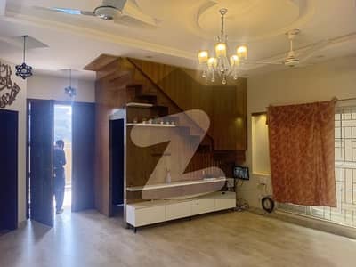 ٹاپ سٹی 1 اسلام آباد میں 6 کمروں کا 10 مرلہ مکان 1.1 لاکھ میں کرایہ پر دستیاب ہے۔