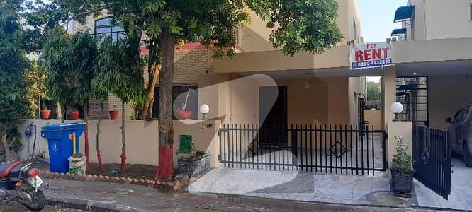 بحریہ ٹاؤن سفاری ولاز بحریہ ٹاؤن سیکٹر B,بحریہ ٹاؤن,لاہور میں 3 کمروں کا 8 مرلہ مکان 80.0 ہزار میں کرایہ پر دستیاب ہے۔ بحریہ ٹاؤن سفاری ولاز بحریہ ٹاؤن سیکٹر B,بحریہ ٹاؤن,لاہور میں 3 کمروں کا 8 مرلہ مکان 80.0 ہزار میں کرایہ پر دستیاب ہے۔