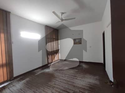 فیصل ٹاؤن ۔ بلاک سی 1 فیصل ٹاؤن,لاہور میں 5 کمروں کا 1 کنال مکان 3.5 لاکھ میں کرایہ پر دستیاب ہے۔